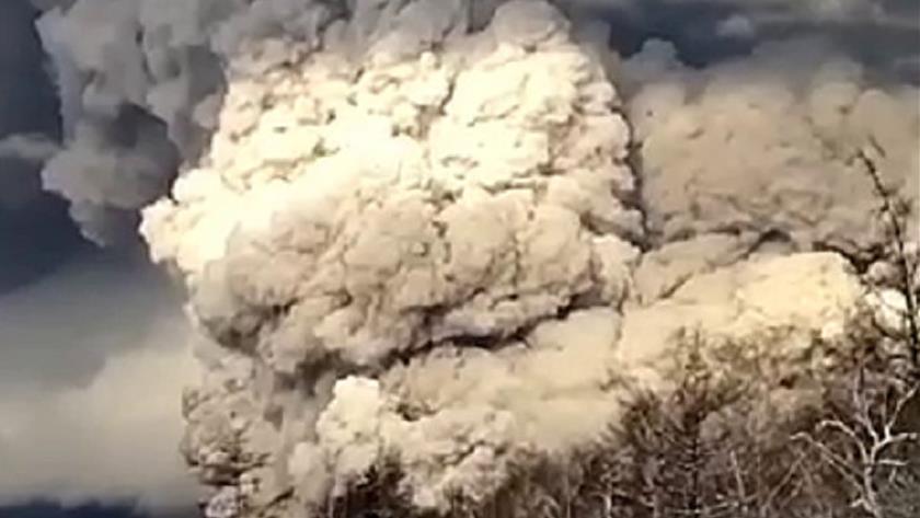 Iranpress: Volcano erupts in Russian far east, carpeting villages in ash