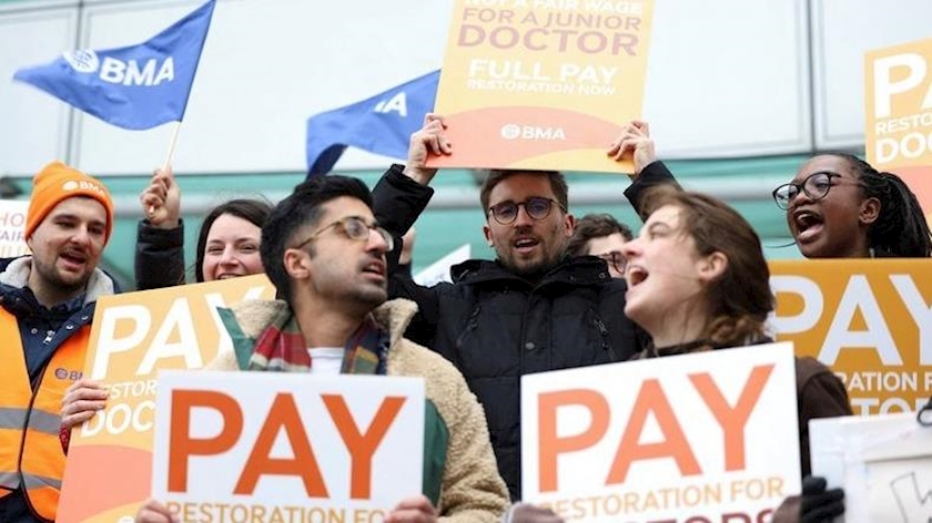 Iranpress: Thousands of British qualified physicians begin strike