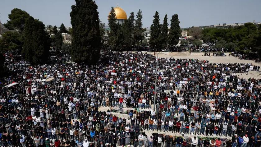 Iranpress: 100,000 due at Al-Aqsa for final Friday prayers of Ramadan