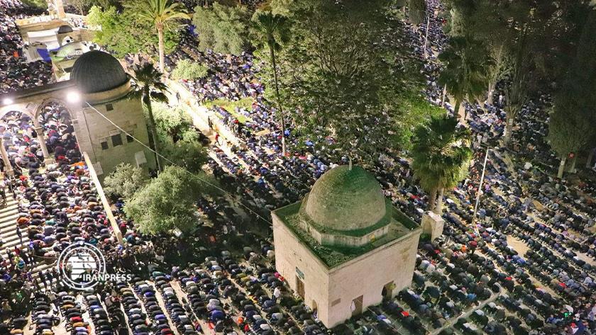 Iranpress: Presence of 300,000 worshippers in Al-Aqsa Mosque