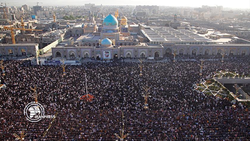 Iranpress: Eid al-Fitr prayers held in holy shrine of Imam Reza