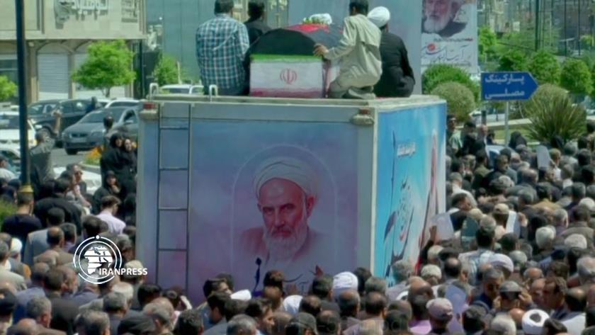 Iranpress: Iranian people participating in top cleric