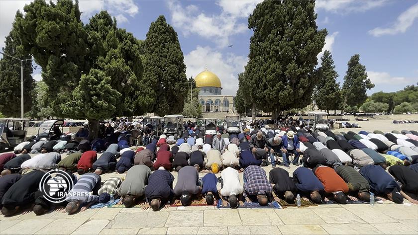 Iranpress: Palestinians stage strong presence in Al-Aqsa Mosque