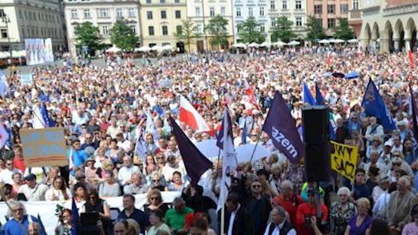 Iranpress: Thousands rally in Poland against US, NATO warmongering