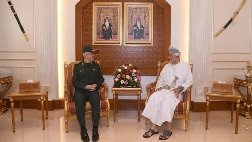 Iranpress: Iran’s top military commander meets Omani military officials in Muscat