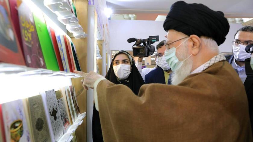 Iranpress: Leader visits Tehran International Book Fair