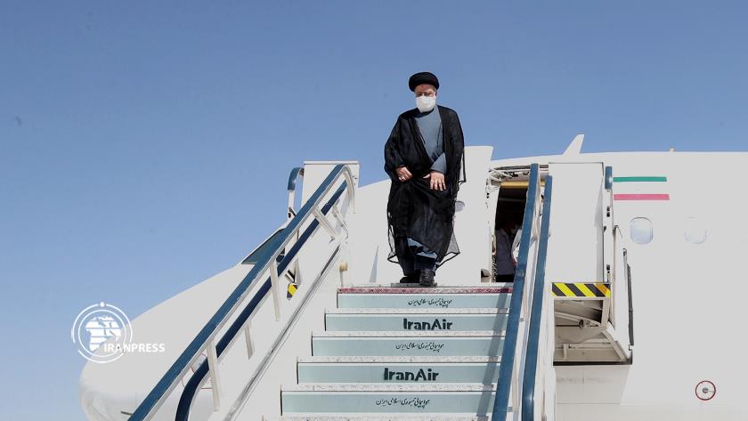 Iranpress: President Raisi arrives in Sistan and Baluchestan to inaugurate development projects 
