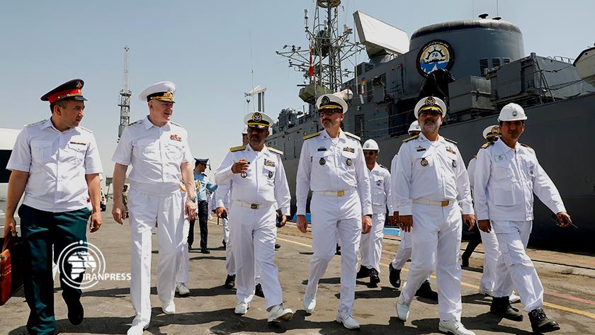 Iranpress: Russian Navy commander enters 1st Naval Region of Iran
