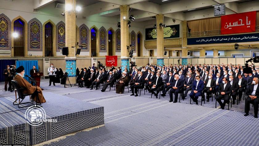 Iranpress: Leader receives MFA high-ranking officials, envoys
