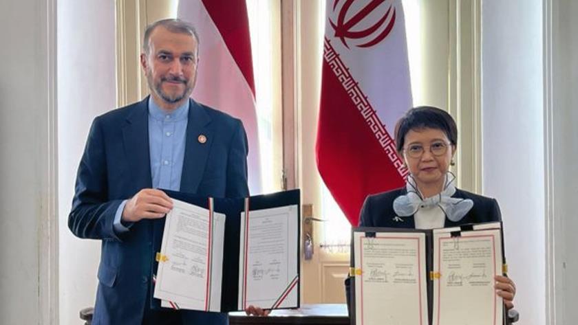 Iranpress: Iran, Indonesia ink 11 cooperation documents