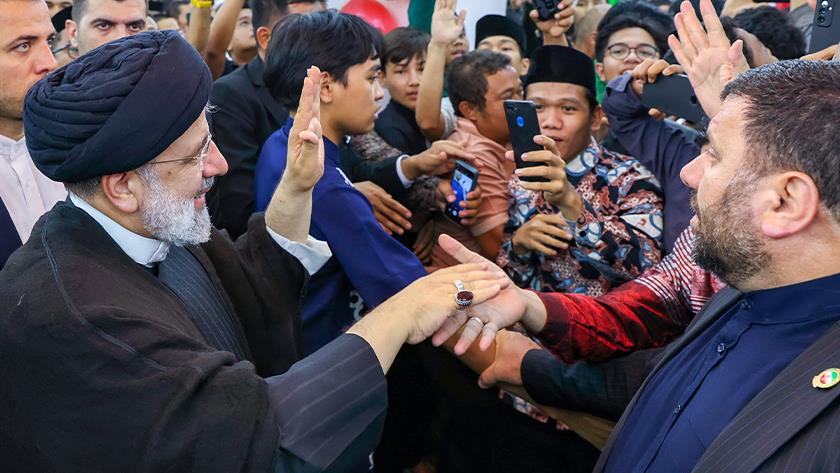 Iranpress: Raisi meets with Indonesian Shiites in picture