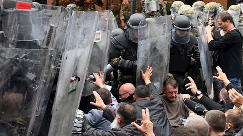 Iranpress: Serb extremists attack KFOR troops, injuring 25 