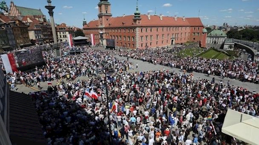 Iranpress: Nearly 1 million march in Poland anti-government protests