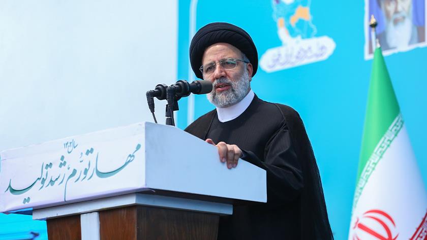 Iranpress: Raisi visits exhibition of revivers of industrial units in East Azerbaijan
