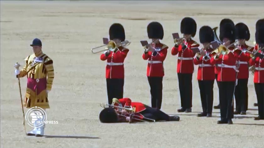 Iranpress: Lets watch; Royal British soldiers fainting in 28°C 