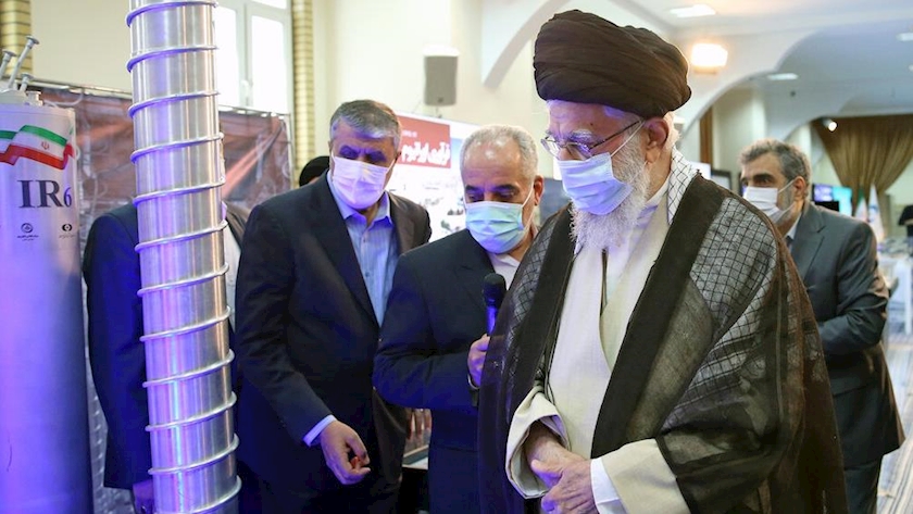 Iranpress: Leader visits exhibition of nuclear achivements