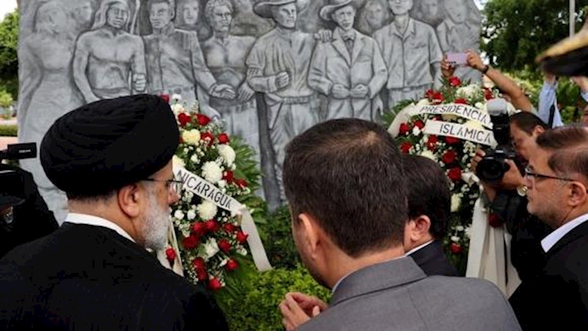 Iranpress: Iran Pres. presents wreath at monument to leaders of Nicaraguan Revolution
