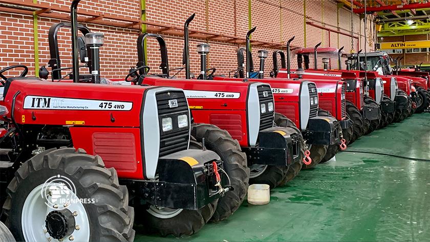 Iranpress: Iran produces indigenized rice paddy tractor