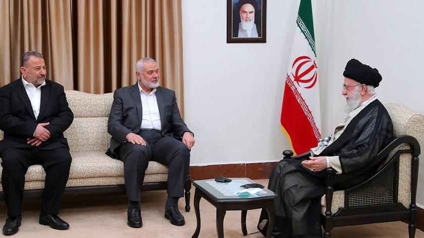Iranpress: Leader receives Ismail Haniyeh in Tehran