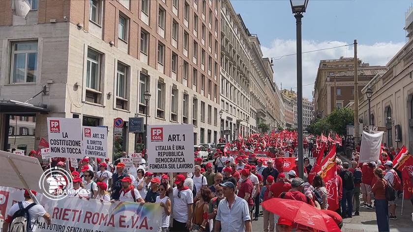 Iranpress: Italians stage protest against economic recession