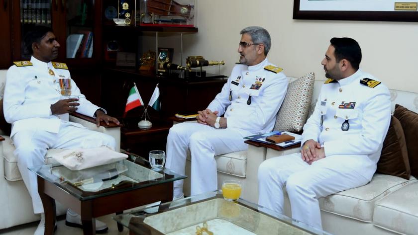 Iranpress: Iran, Pakistan confer boosting naval cooperation