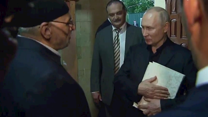 Iranpress: Quran desecration is crime in Russia: Putin