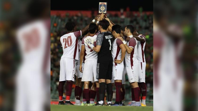 Iranpress: Holy Quran in hands of Iraqi football players