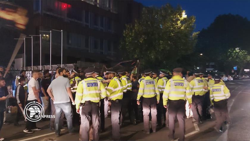 Iranpress: British police attack on Muslims in London