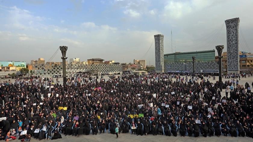 Iranpress: Iranians gather to support hijab as dress code
