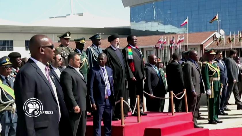 Iranpress: Raisi being officially received upon his arrival in Zimbabwe