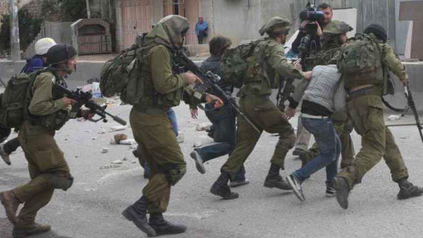 Iranpress: Israeli troops arrest 11 Palestinians in West Bank