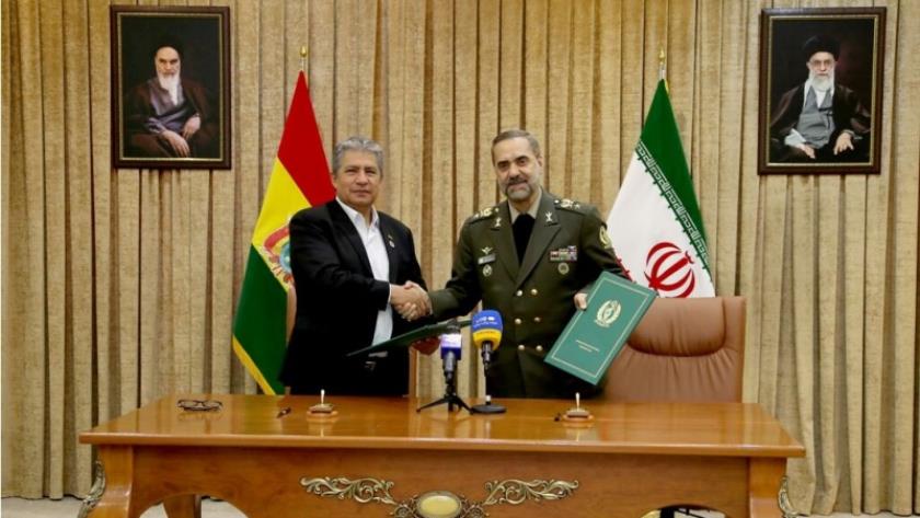 Iranpress: Iran, Bolivia sign MoU on defense cooperation