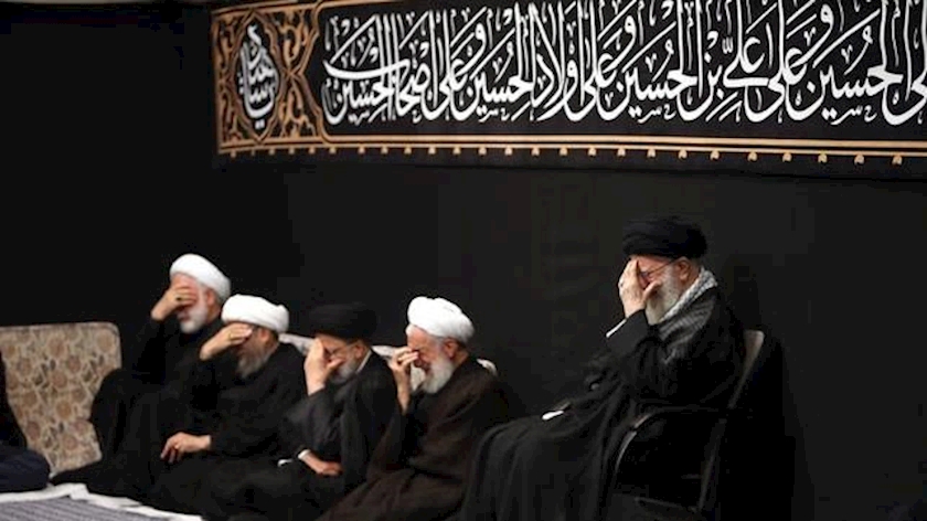Iranpress:  Leader attends Muharram mourning ceremony