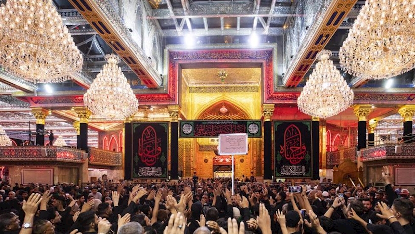 Iranpress: Crowds of people in Imam Hussain holy shrine: Video