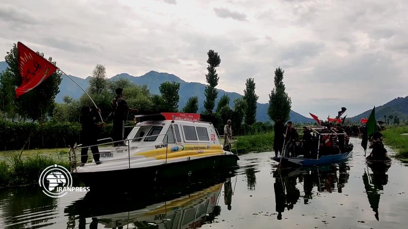 Iranpress: Ashura mourning by boat in Kashmir