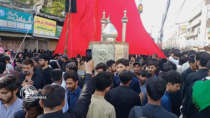 Iranpress: Twin cities of Pakistan observe Ashura procession with religious devotion