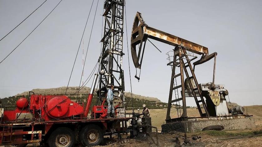 Iranpress: US continues plundering Syrian oil