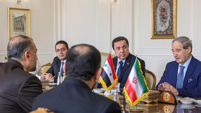 Iranpress: Iran, Syria confer issues of bilateral interests