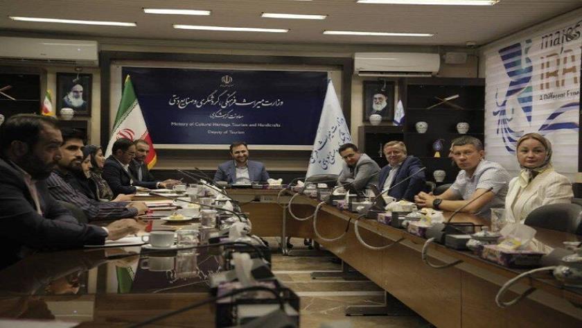 Iranpress: Russia urges to invest in Iran