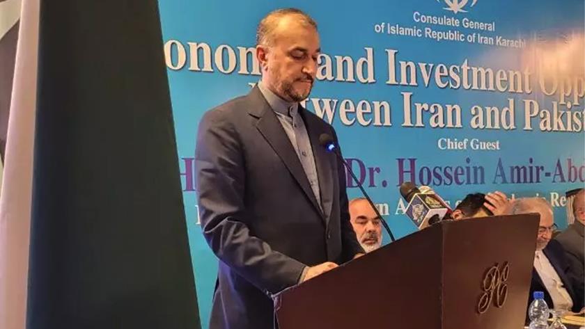 Iranpress: FM delivers speech at conference on economic, investment opportunities in Karachi