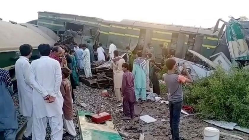 Iranpress: Train derail in Pakistan leaves 25 dead