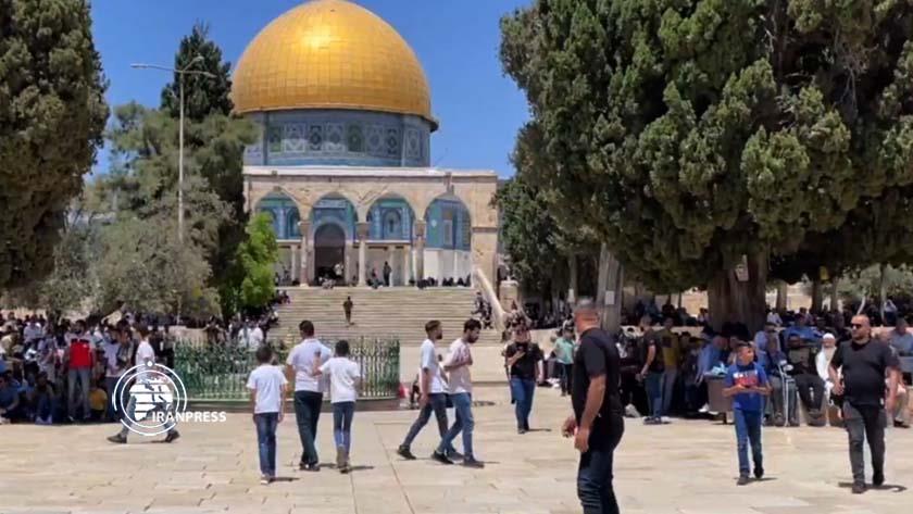 Iranpress: Thousand of worshippers perform Friday prayers in the Holy Al-Aqsa Mosque