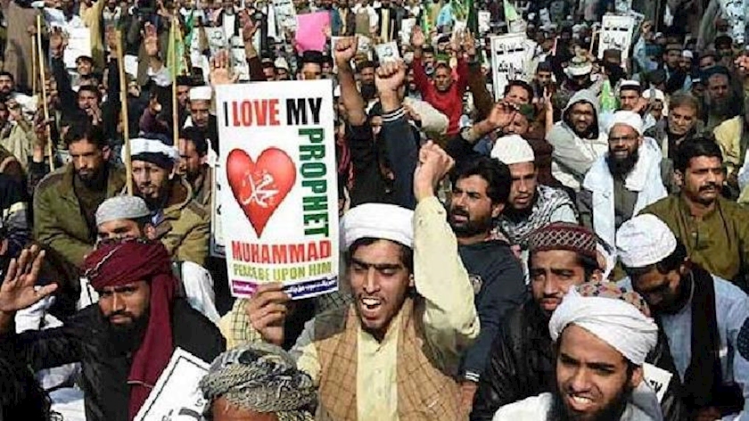 Iranpress: Crowd harsh reactio to Quran desecration in eastern Pakistan 
