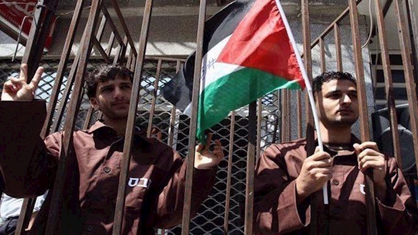 Iranpress: 1,000 Palestinian prisoners go on hunger strike in Israeli prisons