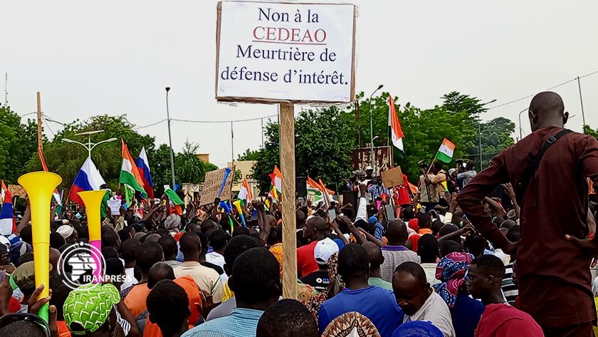 Iranpress: People hold anti-France rally in Niger