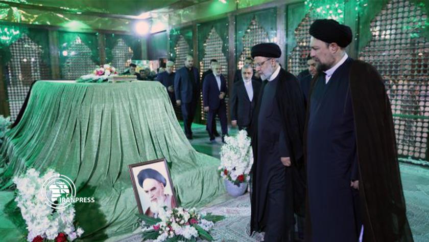 Iranpress: Raisi, cabinet members renew allegiance with Imam Khomeini