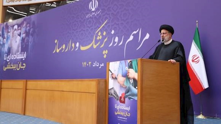 Iranpress: President Raisi hails Iranian physicians works at COVID-19 pandemic 
