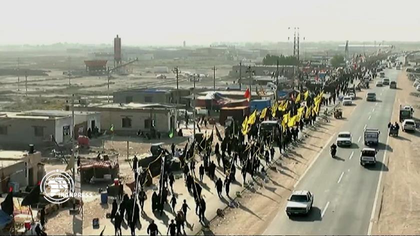 Iranpress: Pilgrims taking part in Arbaeen March