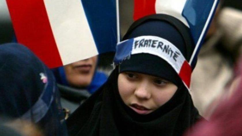 Iranpress: France to ban wearing abaya dress in schools