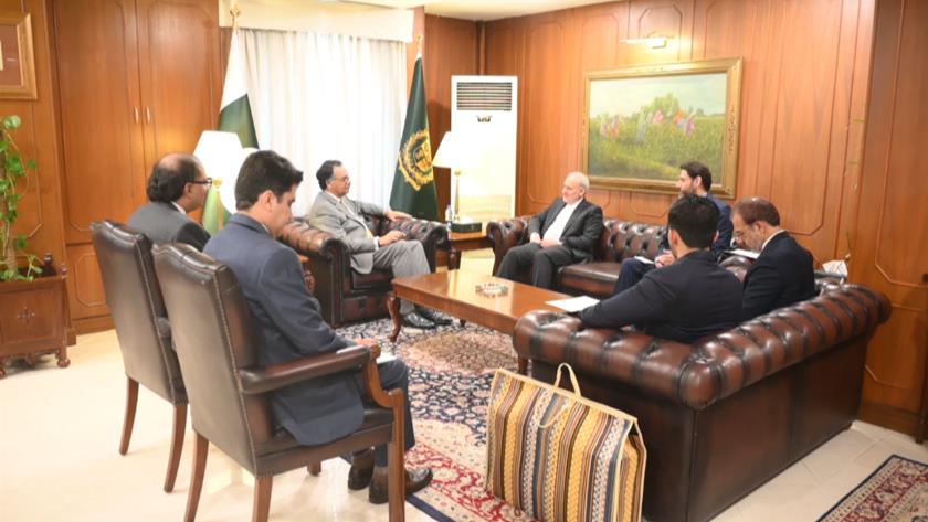 Iranpress: Iranian Ambassador meets Pakistani Caretaker Minister of Foreign Affairs